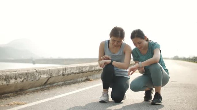 两个女人朋友一起锻炼