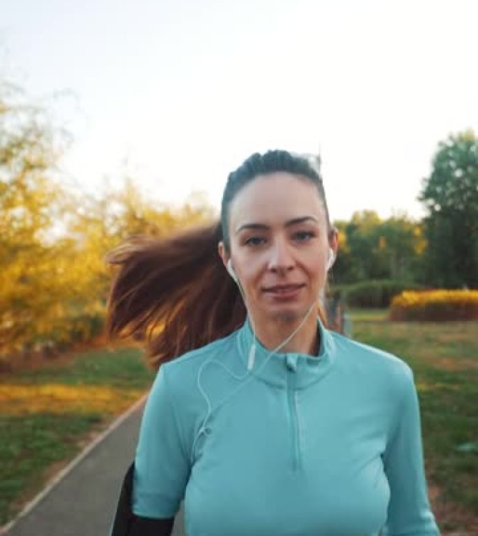 公园里一名运动型女性慢跑的肖像。