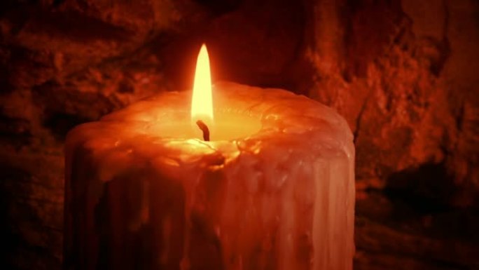 在中世纪的环境中点燃旧蜡烛
