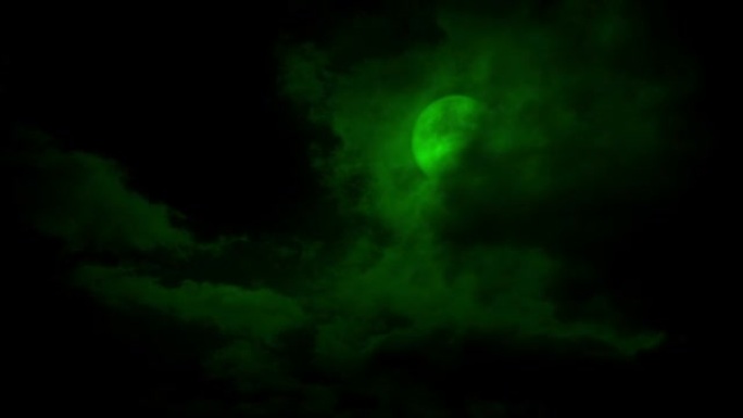 云朵在可怕的绿色月亮上移动