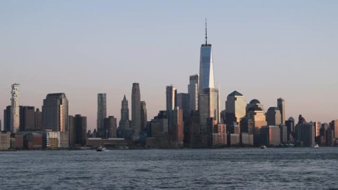 纽约日落时曼哈顿市中心的景色