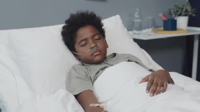昏迷的孩子在医院的病床上