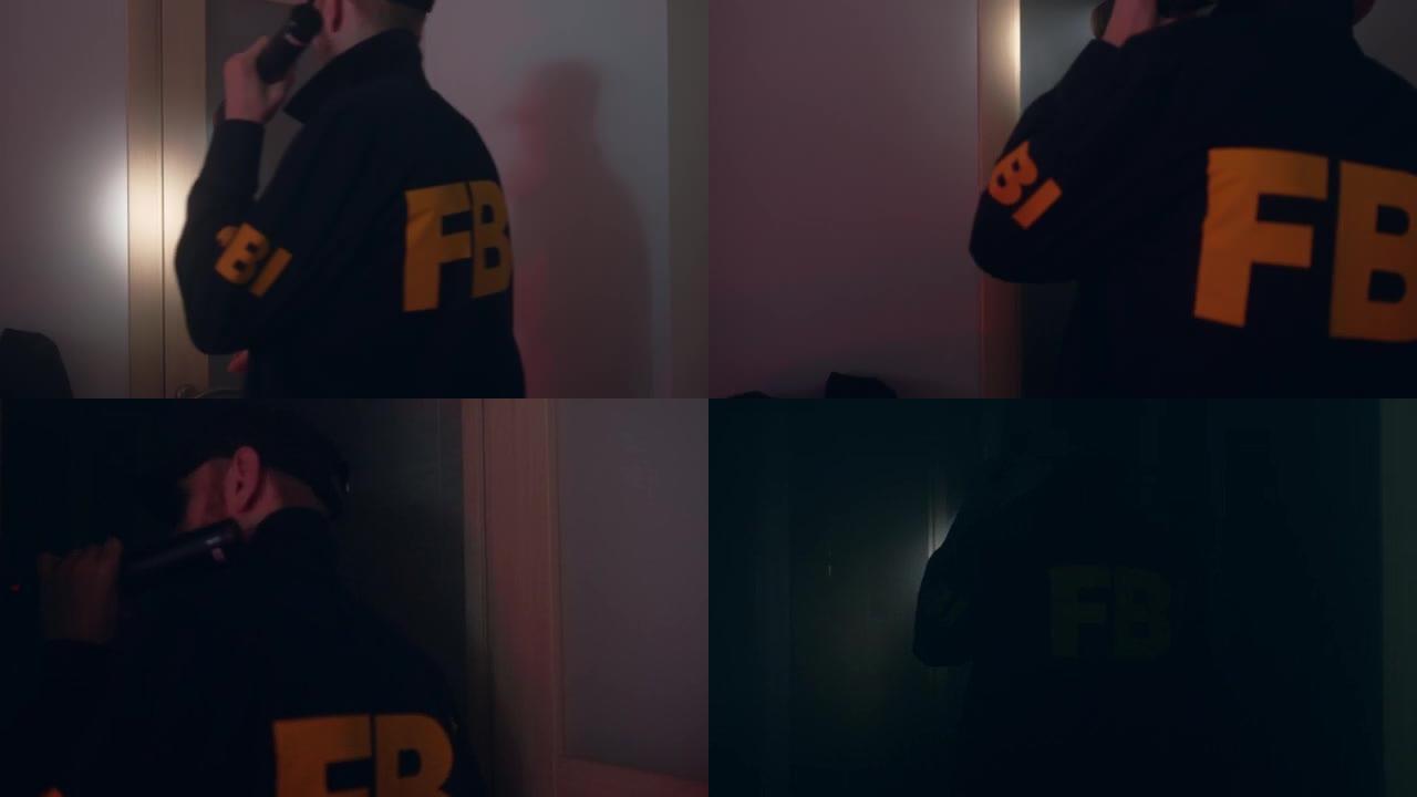 一名身穿制服、头戴帽子的联邦调查局探员正在检查一间暗室，应急灯上有手电筒