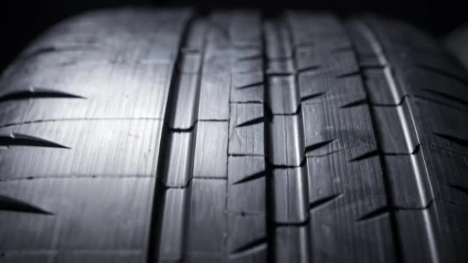 黑色背景下的新车夏季轮胎胎面花纹