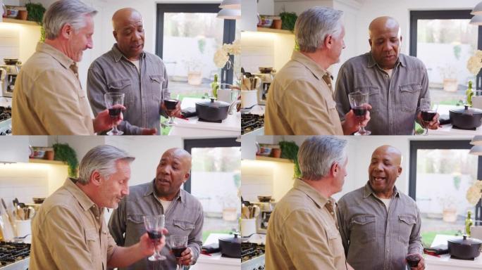 两个成熟的男性朋友在家里见面，一起聊天喝酒-慢动作拍摄
