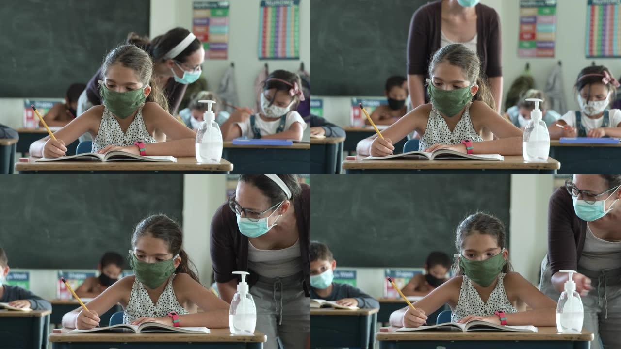 小学生在教室戴口罩