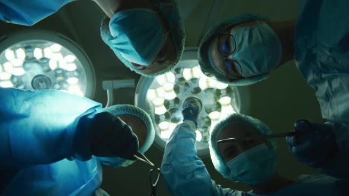 外科医生在手术室戴着口罩拿着手术器械
