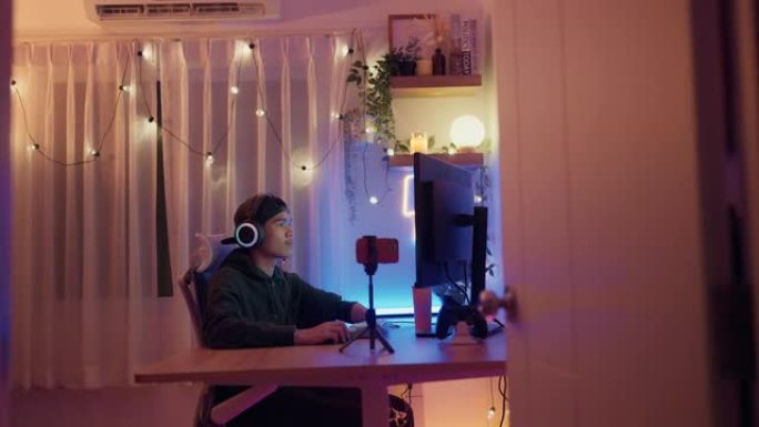 手臂残疾的职业玩家在霓虹灯室玩在线游戏。