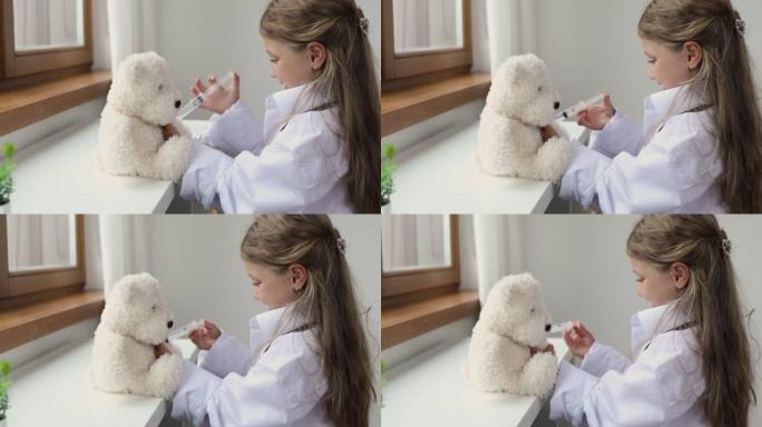 小女孩拿着玩具注射器，进行注射，治疗蓬松的熊