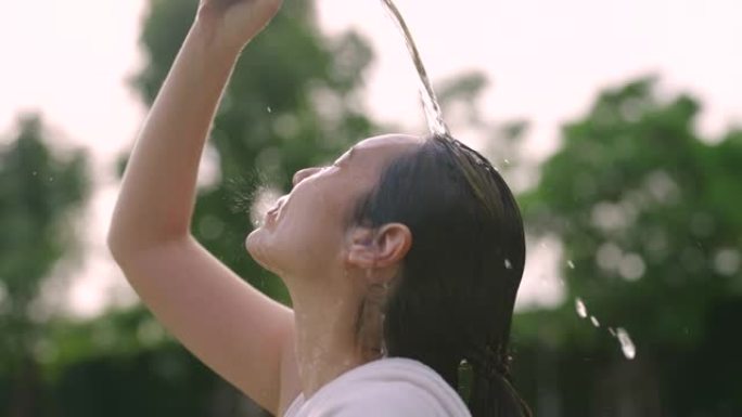 慢动作女人用飞溅的水刷新自己