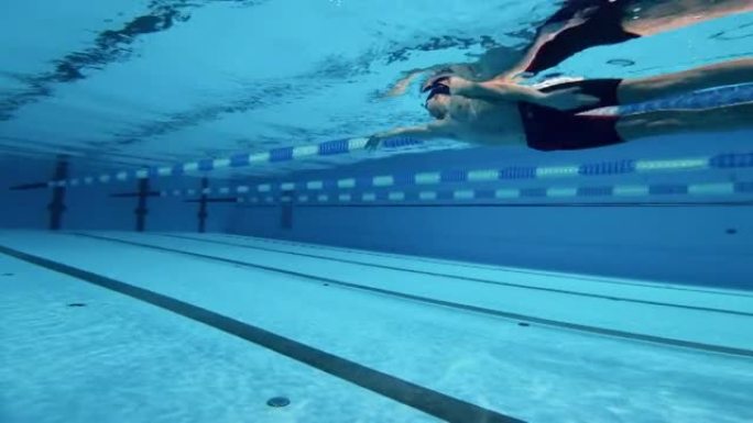 专业男运动员在水下游泳