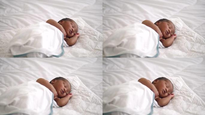 黑人非裔美国男婴睡在床上
