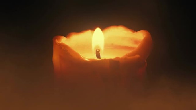 大蜡烛在朦胧的黑暗中燃烧