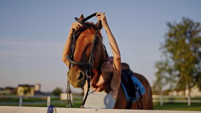 准备骑马的女人漂亮的女孩训练大草原