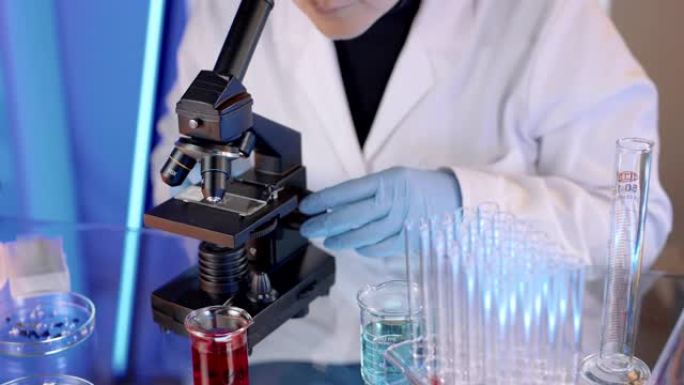 SLO MO女科学家在实验室使用显微镜