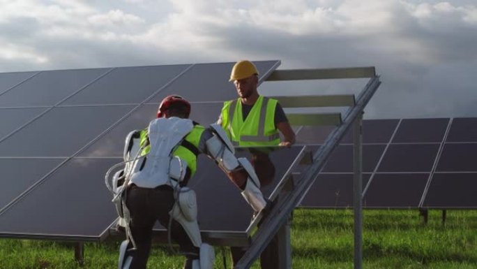 男性工程师将太阳能电池交付给同事