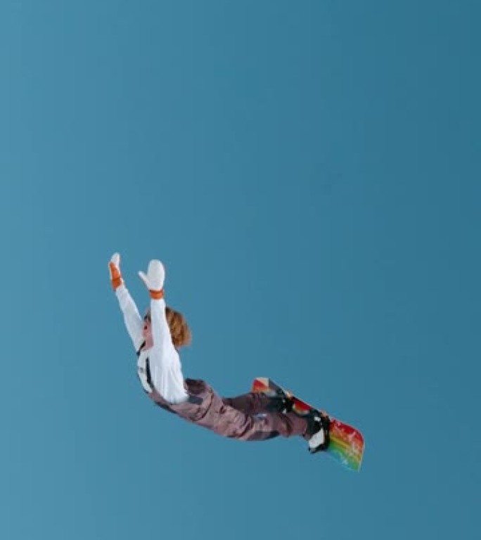 垂直: 极端的滑雪者捕捉到巨大的空气，并进行壮观的后空翻。