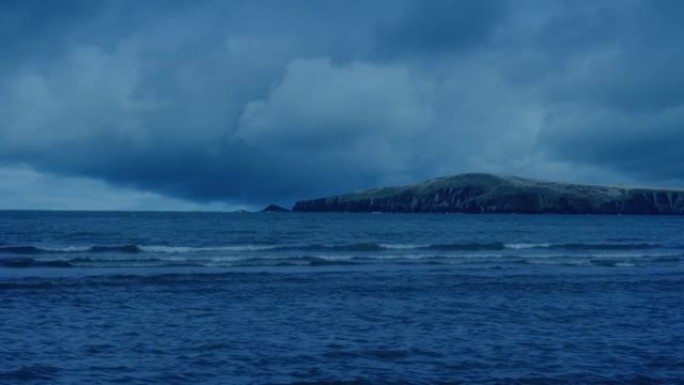 暴风雨之夜的海洋和海岸岬角