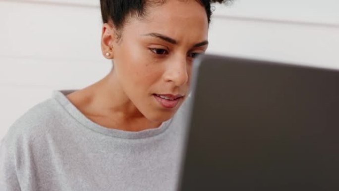 黑人女性笔记本电脑，在家中远程工作中阅读电子邮件通讯并思考问题。自由文案写作的女人，将注意力集中在计