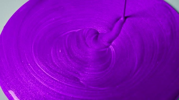 闪亮的紫色油漆浇注特写