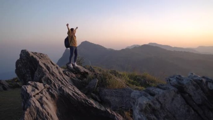 徒步旅行的女人爬到山顶