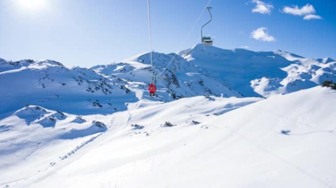 晴天在滑雪胜地乘坐升降椅时欣赏山景
