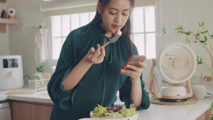 吃豆腐沙拉和玩社交媒体的素食女人。