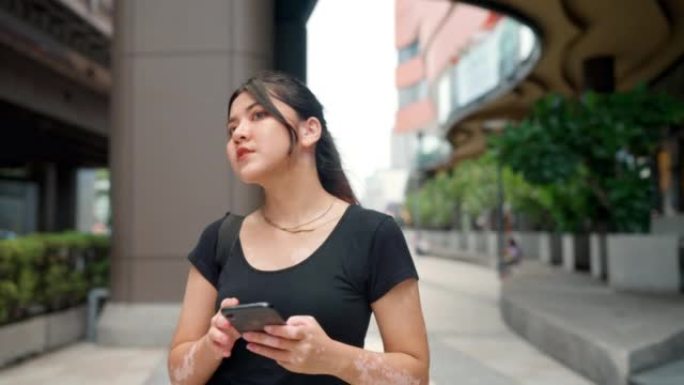 亚洲女性使用手机进行社交媒体。