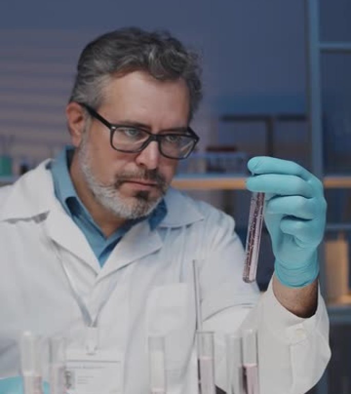 经验丰富的生物技术专家在研究过程中研究烧瓶中的液体