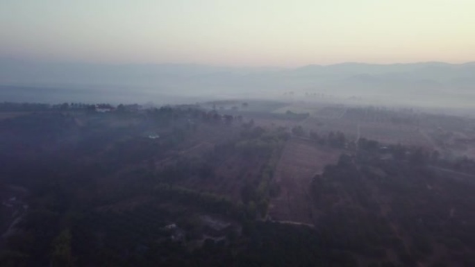 泰国乡村早晨的山雾鸟瞰图