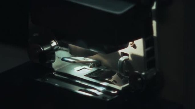 8毫米剪辑机与胶片细节。一种用于修整和安装8毫米薄膜的特殊机构。8毫米电影剪辑表的特写。
