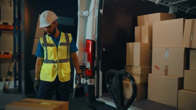 戴着安全帽的英俊拉丁男性工人将纸板箱装入送货卡车。交付在线订单，电子商务商品，食品，药品供应。过度劳