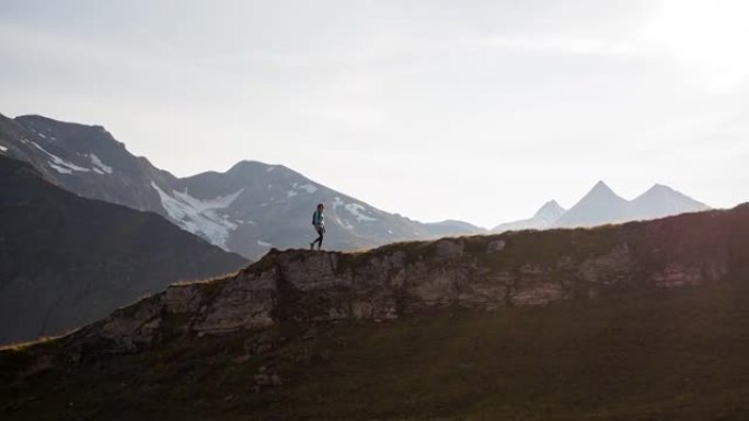 年轻女运动员徒步旅行落基山山脊环绕雄伟的山峰