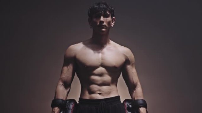 英俊强壮的健美运动员亚洲运动男子运动员在废弃的黑暗健身房锻炼锻炼