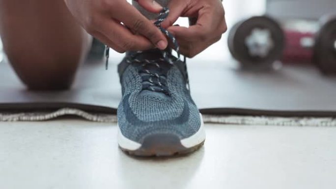 男人的手，鞋带和家庭锻炼，以健身，健康和健康在地板上进行运动目标或自我护理。准备，开始和穿鞋进行训练