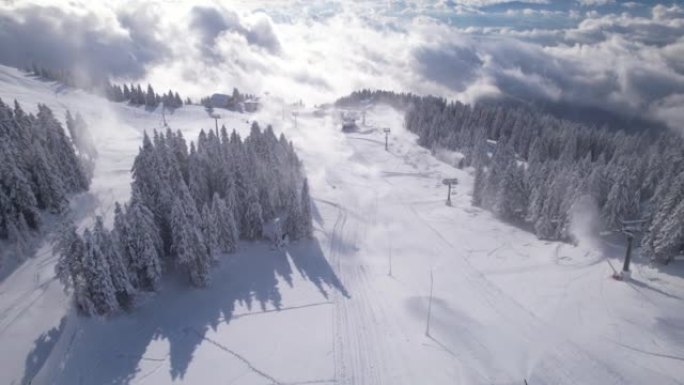 在高山滑雪胜地进行人工造雪的许多作业雪炮