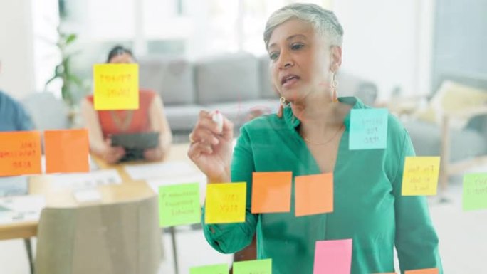领导，写作或女性计划便签公司愿景，任务或目标的KPI增长会议。营销议程、时间表或日历的多样性、团队合