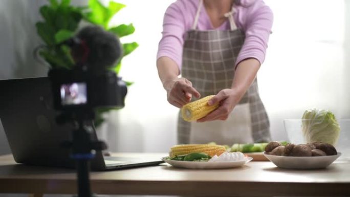记录烹饪的女性视频记录器