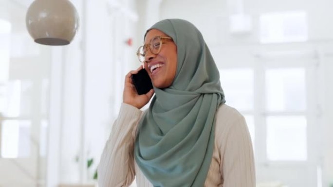 商务电话或沟通和穆斯林妇女在办公室的智能手机上交谈，与人们在技术和谈论创业或创造性的伊斯兰企业家微笑