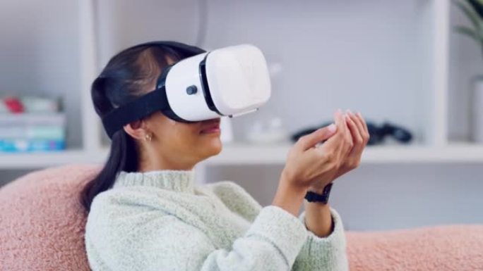 时髦的女人戴着VR耳机，用手触摸界面。拥有未来派虚拟现实护目镜的年轻女性，玩交互式3D模拟游戏并体验