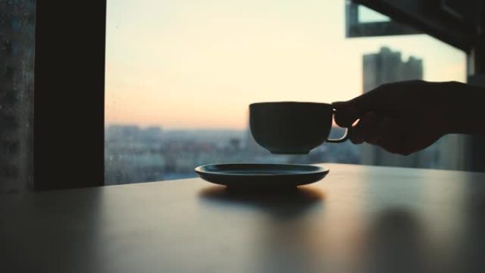 早上手捧咖啡杯早上桌上的一杯咖啡清晨上班