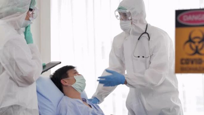 医生和护士戴着口罩，保护suil过渡流行病病毒和医疗检查一名亚洲高级男子从流行病冠状病毒医院检疫地区