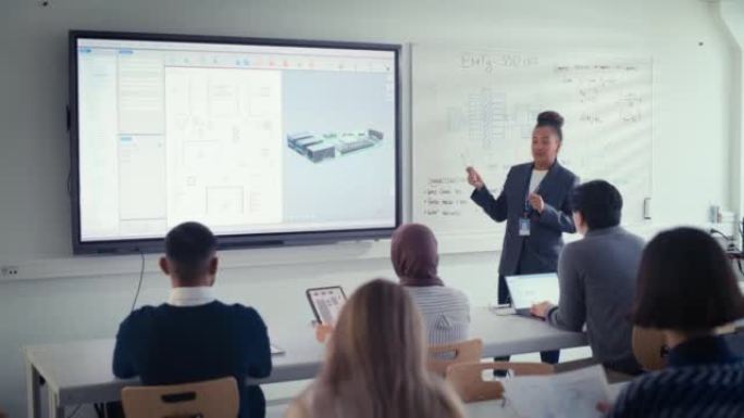 有能力的女教育者使用投影屏幕，并在指向计算机主板组件的同时向不同的学生解释。教育、计算机科学和高科技
