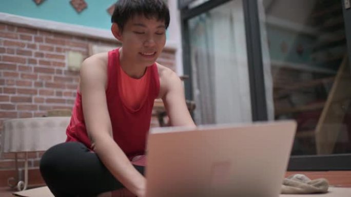 亚洲中国中年女性练习视频在线训练哈塔瑜伽教练现代笔记本电脑冥想苏哈萨纳姿势放松呼吸轻松座椅姿势健身房