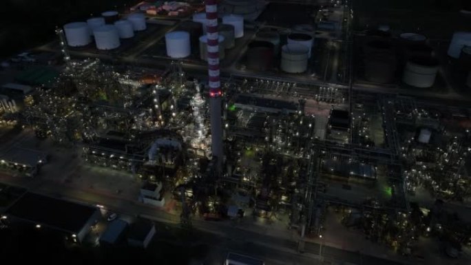 夜间生产燃料的工业炼油厂的航拍