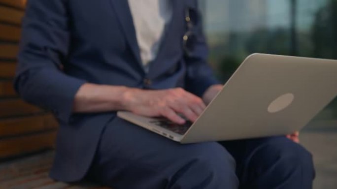 一位年轻白领的特写镜头，将笔记本电脑从皮革笔记本电脑包中取出