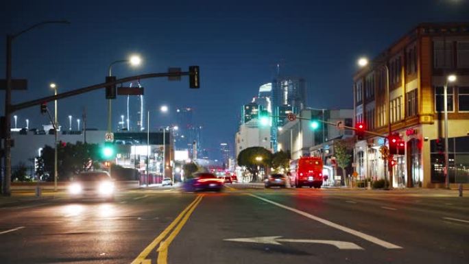 洛杉矶的夜生活。现代市中心。金融区。低角度。高速公路。路灯。