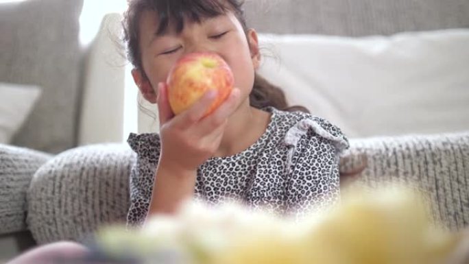 女孩在客厅吃有机苹果