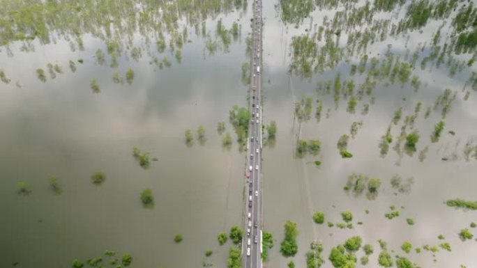 鸟瞰自然灾害洪水沿公路乡间道