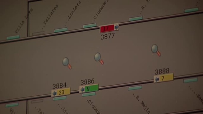 阿根廷布宜诺斯艾利斯铁路控制室的监视器上的铁路监控和火车跟踪。特写。